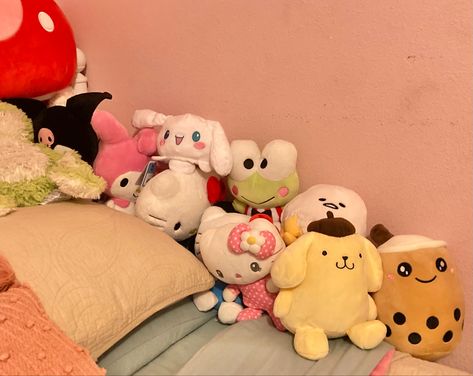 Plush On Bed Aesthetic, Plushes On Bed, Bed Full Of Plushies, Plushies On Bed Aesthetic, Stuffed Animals On Bed, Plushies On Bed, Plushies Bed, Scarlett Core, Interior Collage