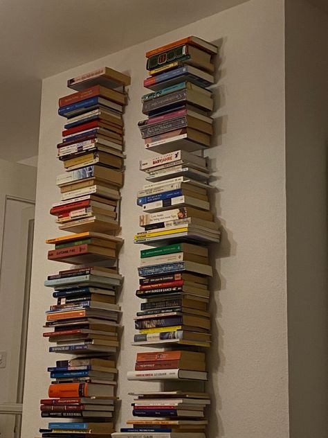 Stacked Bookshelf, Small Bookshelf Ideas, Bookshelves Aesthetic, Uni House, Aesthetic Bookshelves, Book Styling, Book Tower, Senior Housing, School Folders