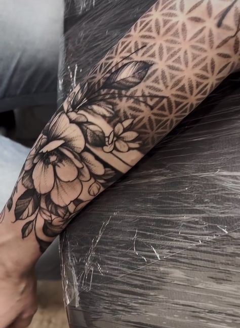 Geometric Tattoo Filler, Voll Arm-tattoos, Mandala Sleeve, Tattoo Sleeve Filler, Tattoo Filler, Dot Tattoos, Sleeves Ideas, Feminine Tattoos, Pattern Tattoo