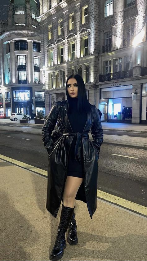 Black Dress And Trench Coat Outfit, Leather Trench Coat Outfit Black Women, Trench En Cuir Outfit, Long Leather Jacket Outfits, Long Leather Jacket Outfits Women, Leather Long Jacket Outfit, Trench Cuir Outfit, Long Black Jacket Outfit, Long Black Leather Jacket Outfit