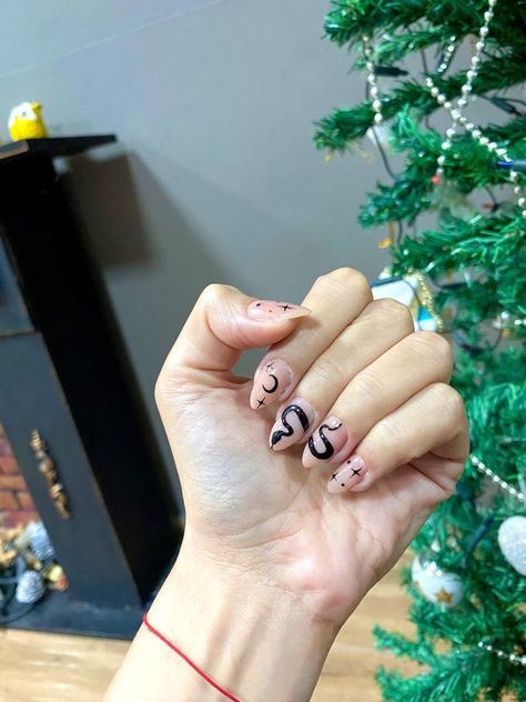 Say Goodbye to Flaws with This One Secret Ingredient! Short Snake Nails, Nail Art Snakes, Black Snake Nails, Snakes Nails, Snake Nails Designs, Eras Tour Nail Ideas, Eras Nails, Snake Nail Art, Swift Nails