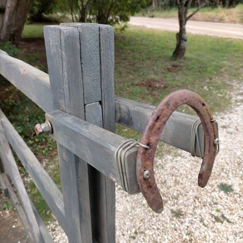 Ranch Entrance Ideas, Cattle Corrals, Horse Fence, Horse Farm Ideas, Barn Stalls, Horse Barn Designs, Diy Garden Fence, Horse Fencing, Farm Gate