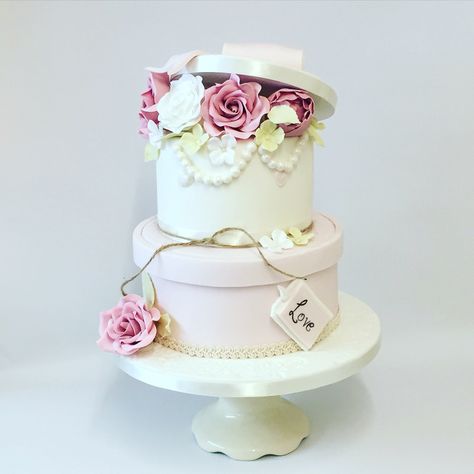 Hat box vintage roses cake. Birthday Cake Ideas For Women, Cake Ideas For Women, Hat Box Cake, Birthday Cake For Women, Cake For Women, 12th Birthday Cake, Gift Box Cakes, Birthday Presents For Her, Birthday Cakes For Women