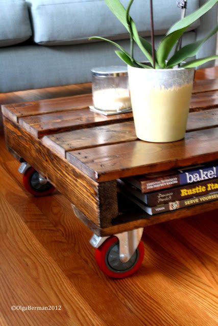 pallete coffee table Table Pallet, Coffee Table With Wheels, Coffee Table Inspiration, Table With Wheels, Diy Regal, Pallet Crates, Recycled Pallets, Table Inspiration, Pallet Crafts