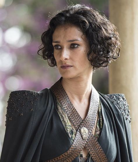 Ellaria Sand is a major character in the fifth, sixth and seventh seasons. She initially appeared as a recurring character in the fourth season, debuting in "Two Swords". She is portrayed by starring cast member Indira Varma. Ellaria is the paramour of Prince Oberyn Martell of Dorne and a bastard of House Uller, carrying the bastard surname "Sand" like all bastards in Dorne. Ellaria is the mother of four of Prince Oberyn Martell's eight bastard daughters. Her eldest daughter is Tyene. Like..... Sand Haircut, Ellaria Sand, Dessin Game Of Thrones, Carl The Walking Dead, Indira Varma, Got Costumes, Game Of Thrones Costumes, Game Of Thrones Tv, Got Game Of Thrones