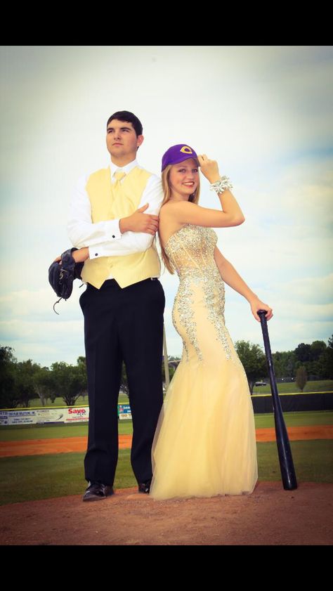 Prom Ideas Pictures, Prom Photos Couple, Creative Prom Proposal Ideas, Softball Photography, Prom Pictures Group, Cap And Gown Pictures, Prom Pictures Couples, Prom Picture Poses, Prom Picture