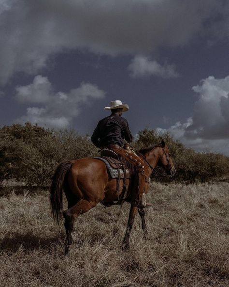 Where Did You Sleep Last Night, Cowboy Photography, Vase Ideas, Cowboy Ranch, Cowboy Pictures, Rodeo Cowboys, Western Artwork, Cowboy Aesthetic, Western Photography