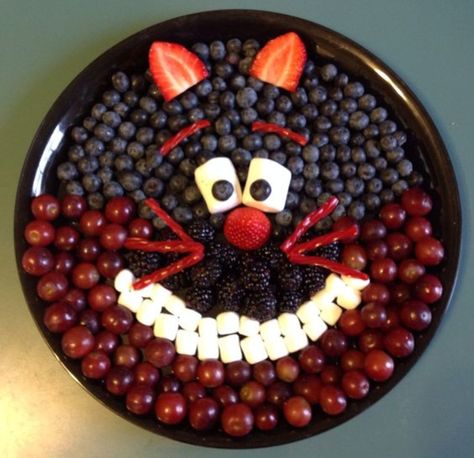 Alice in Wonderland Cheshire Cat fruit tray--grapes, blueberries, blackberries, strawberries, marshmallows, and twizzlers. Cheshire Cat Party Ideas, Alice In Wonderland Fruit Ideas, Onederland Birthday Food Ideas, Alice In Wonderland Fruit Tray, Alice Birthday Party Wonderland, Cat Fruit Tray, Food For Alice In Wonderland Party, Alice In Wonderland Finger Foods, Cheshire Cat Dessert