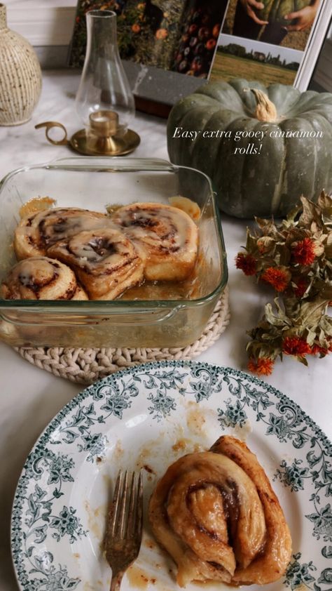 Easy, extra gooey cinnamon rolls Gooey Cinnamon Rolls, Quick Cinnamon Rolls, Cinnamon Rolls With Cream, Cinnamon Rolls From Scratch, Lemon Grove, Breakfast Quiche, Muffin Bread, Work Tips, Holiday Cooking