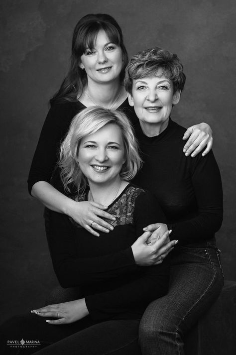 Family Generation Photography, Mother Daughter Photography Poses, Mother Daughter Poses, Generation Pictures, Generations Photography, Studio Family Portraits, Family Photo Studio, Mother Daughter Pictures, Family Studio Photography