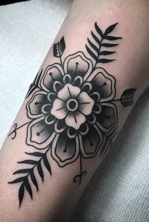 Traditional Tattoo Wrist, Arrow Tattoo Meaning, Traditional Heart Tattoos, Tato Tradisional, Mandala Flower Tattoos, Traditional Tattoo Inspiration, Traditional Tattoo Flowers, Filigree Tattoo, Wolf Tattoo Sleeve