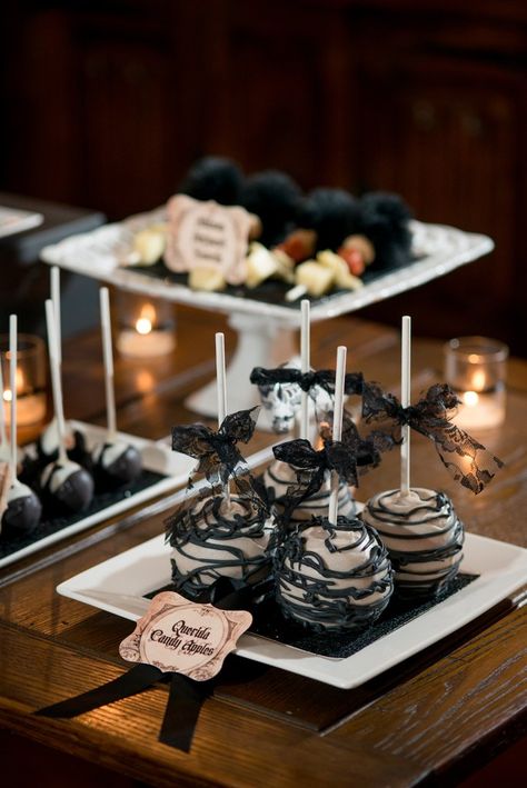 You'll Be Creepily Captivated by This Addams Family Engagement Party Addams Family Baby, Family Baby Shower Ideas, Adams Family Halloween, Addams Family Theme, Addams Familie, Gothic Glamour, Dulces Halloween, Halloween Party Dinner, Haunted Halloween