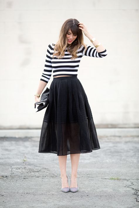 STRIPES TWO WAYS - a house in the hills Black Tulle Skirt, Weekend Mode, Gonna In Tulle, Tulle Midi Skirt, Chique Outfits, Striped Midi Skirt, Black Tulle, Inspired Outfits, Casual Fall Outfits