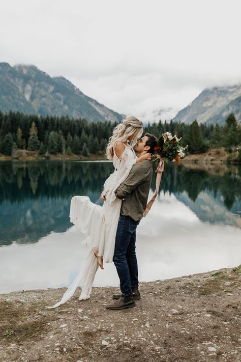 Wedding Dress Bouquet, Cle Elum Washington, Pond Wedding, Lay Photo, Outdoor Elopement, Hawaii Elopement, Photo Gold, Hawaii Photographer, Lakeside Wedding