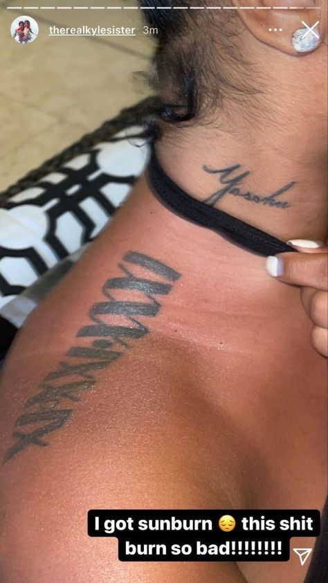 Shoulder Tattoo Words, Word Neck Tattoos, Name Tattoos On Neck, Boyfriend Name Tattoos, Neck Tattoo Women, Cute Tattoos On Wrist, Baby Tattoo Designs, Girl Neck Tattoos, Girl Arm Tattoos