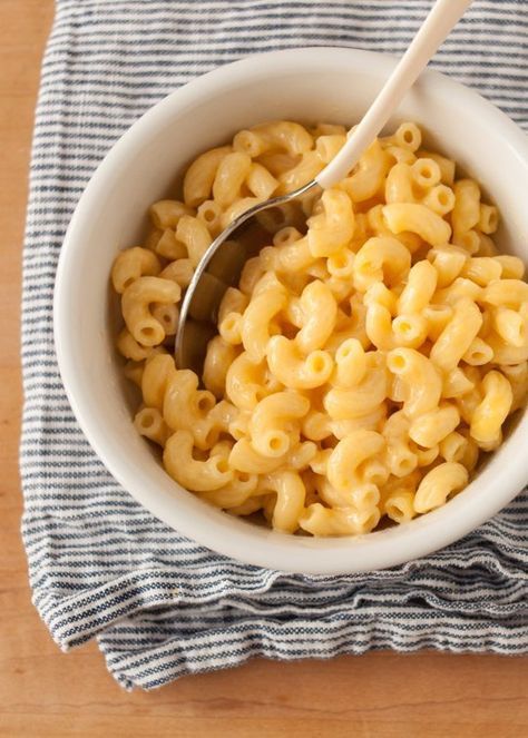 This macaroni and cheese recipe is for the times when you just can’t be bothered to pull out a pan. One bowl. Made entirely in the microwave. All yours. Mc N Cheese, Mac And Cheese Microwave, Mac And Cheese Rezept, Easy Meals For One, Resep Pasta, Boxed Mac And Cheese, Easy Mac And Cheese, Macaroni N Cheese Recipe, Mac And Cheese Recipe