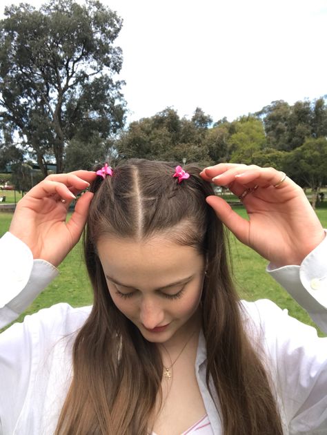 Cute Hairstyles With Butterflies Clips, Small Cute Hairstyles, How To Style Tiny Hair Clips, Cute Hairstyles With Clips Korean, Mini Hairclips Hairstyles, Hair Styles With Tiny Clips, Hairstyles Using Butterfly Clips, Hairstyles With Mini Flower Clips, Korean Hairclip Hairstyle