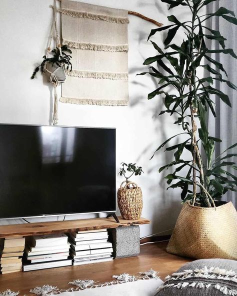 19 Creative And Easy Ideas To Build DIY TV Stand - Unhappy Hipsters Diy Tv Stand Ideas Easy, Creative Tv Stand, Homemade Tv Stand, Diy Tv Stand Ideas, Simple Tv Stand, Tv Stand Plans, Tv Stand Ideas, Homemade Modern, Simple Tv