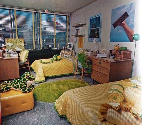 1979 dorm room 70s Dorm Room, 60s Room Aesthetic, Cool Dorm Room Ideas, 1970s Bedroom Decor, Room Ideas Retro, 60s Room, Vintage Style Bedroom, Glam Rooms, Girls Dream Bedroom