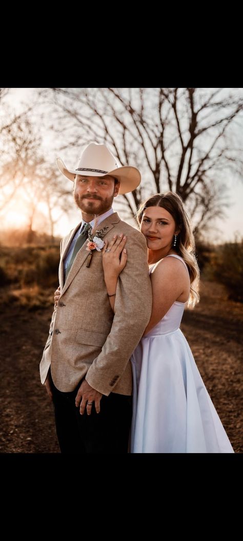 Westen wedding Bride and groom photo shoot Country Bride And Groom, Country Bride, Bride Photos, Wedding Portrait Poses, Wedding Bride And Groom, Bride And Groom Photo, Bride And Groom Pictures, Groom Photos, Groom Poses