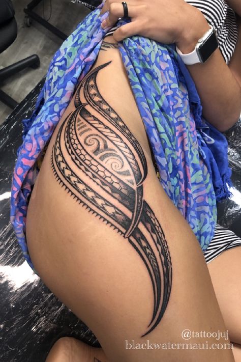 Looking to get a custom freehand Polynesian style tattoo while on vacation in Maui? Book an appointment with Jacob @tattoojuj. Let him turn your ideas into a work of art. This hip piece was done freehand and flows to accentuate the curves of the female physique. Māori Tattoo Women, Womens Hip Tattoo, Samoan Tattoo Women, Bibi Tattoo, Fijian Tattoo, Poly Tattoo, Tahitian Tattoo, Polynesian Leg Tattoo, Arm Tattoos For Women Forearm