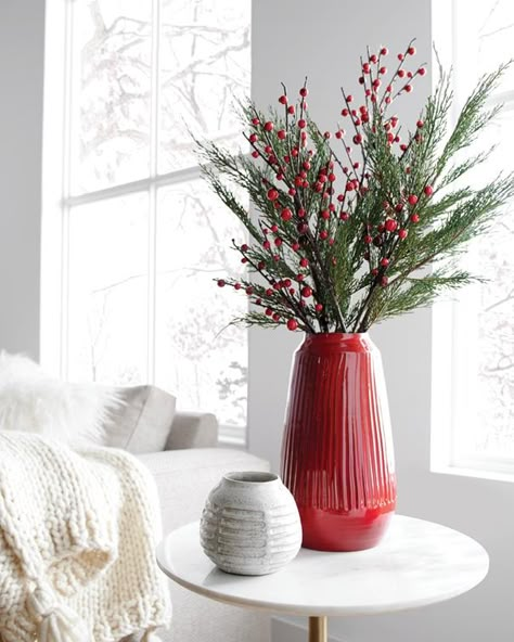 Natal Natural, Christmas Stem, Minimalist Christmas Decor, Red Vase, Christmas Vases, Red Christmas Decor, Christmas Flower Arrangements, Christmas Plants, Scandi Christmas