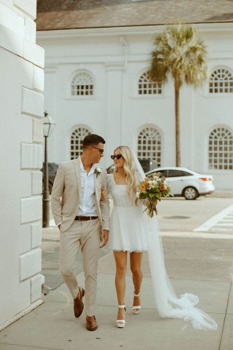 Classy Charleston Elopement - Valerie Detter Photography Charleston Courthouse Wedding, Charleston Sc Elopement, Charleston Wedding Photos, Downtown Charleston Engagement Photos, Engagement Photos Charleston Sc, Nola Elopement, Charleston Engagement Pictures, Courthouse Photos, Elopement Poses