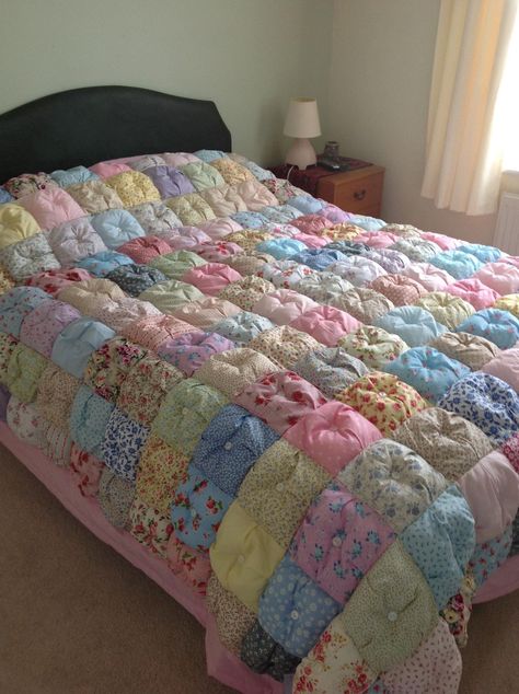 Draps Design, Puffy Quilt, Clothes Embroidery, Bubble Quilt, Designer Bed Sheets, Puff Quilt, Sewing Room Design, Homemade Quilts, Sewing Easy Diy