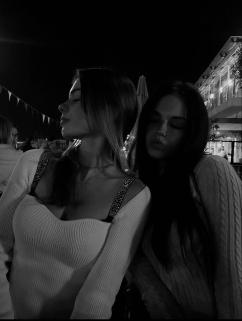 Blonde And Brunette Best Friends, Nightlife Aesthetic, Photos Bff, Girl Friendship, Blonde Hair Girl, Girls With Black Hair, Best Friend Photoshoot, Winter Photoshoot, Best Friends Aesthetic