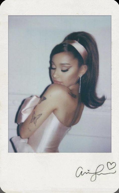 Ariana Grande Poster, Ariana Grande Album, Ariana Grande Wallpaper, Ariana Grande Photoshoot, Ariana Grande Photos, Ariana Grande Pictures, Plakat Design, Ariana G, Pink Posters