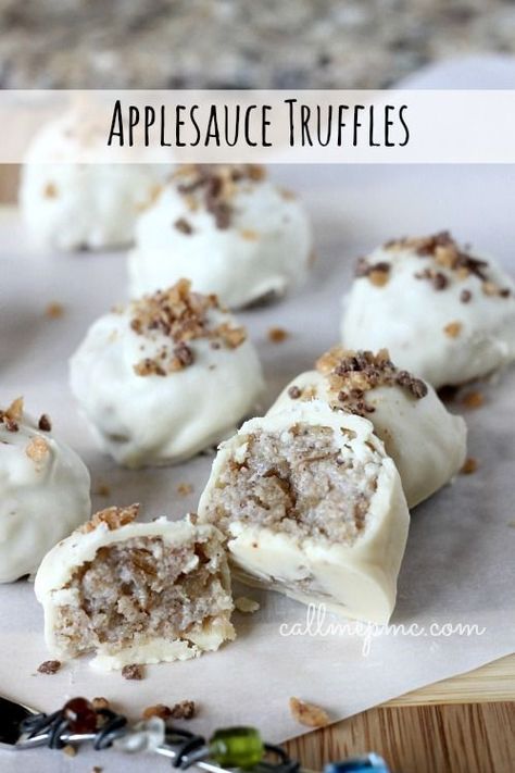 Apple Sauce Truffles! Easter Candy Recipes, Truffle Recipe Christmas, Three Ingredient Cookies, Holiday Candy Recipes, Truffle Recipes, Christmas Truffles, Dessert Truffles, Cake Ball, Christmas Candy Recipes