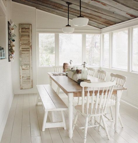 Love the modified sun room! Sunroom Dining Room, Farmhouse Sunroom, Sunroom Decor, Sunroom Dining, Veranda Design, Small Sunroom, Sunroom Addition, Room Bench, Sunroom Decorating