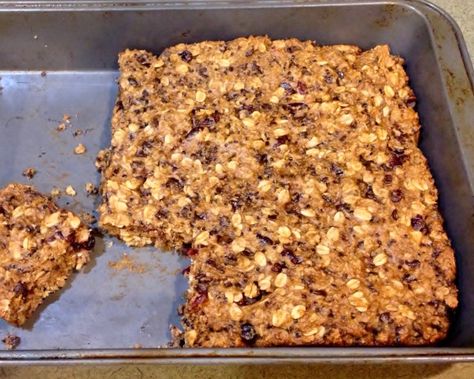 Quinoa Breakfast Bars Baked Quinoa Breakfast, Protein Slice, Quinoa Breakfast Recipes, Quinoa Dessert, Baked Bars, Quinoa Breakfast Bars, Quinoa Recipes Breakfast, Quinoa Bake, Quinoa Bars