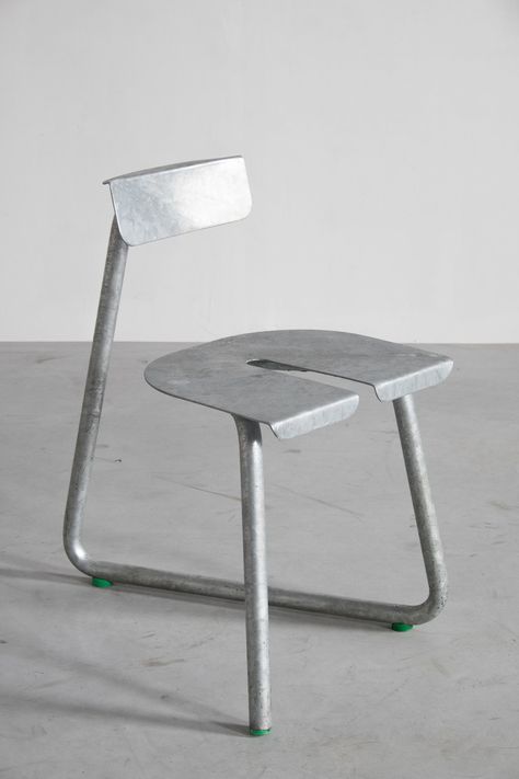 The Sort-of One-Legged, Sort-of Nesting SPC Chair Aluminium Furniture Design, Sheet Metal Chair, Chaise Metal, Metal Chair, Brass Door Handles, Interiors Magazine, Steel Chair, Green Chair, Metal Chairs