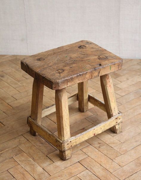 Vintage Stool Wood, Wooden Stools Diy, Old Wood Furniture, Wooden Stool Designs, Milk Stool, Stool Ideas, Farmhouse Stools, Stool Side Table, Rustic Stools