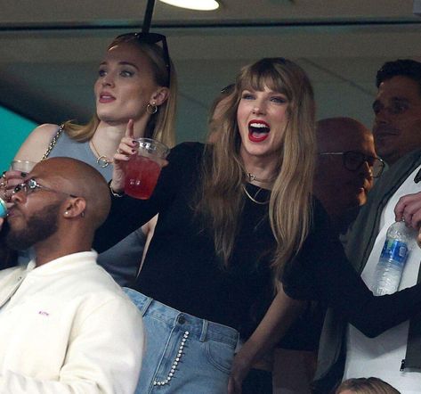 In a plot twist that set tongues wagging, football star Travis Kelce and pop sensation Taylor Swift didn’t share a post-game exit after the Kansas City Chiefs secured a 23-20 victory against the New York Jets on Sunday Night Football. The two, who have been at the center of dating rumors, were both at Metlife […] Chiefs Game, The Chiefs, Taylor Swift Facts, Sophie Turner, Travis Kelce, Bad Blood, Ryan Reynolds, Hugh Jackman, Blake Lively