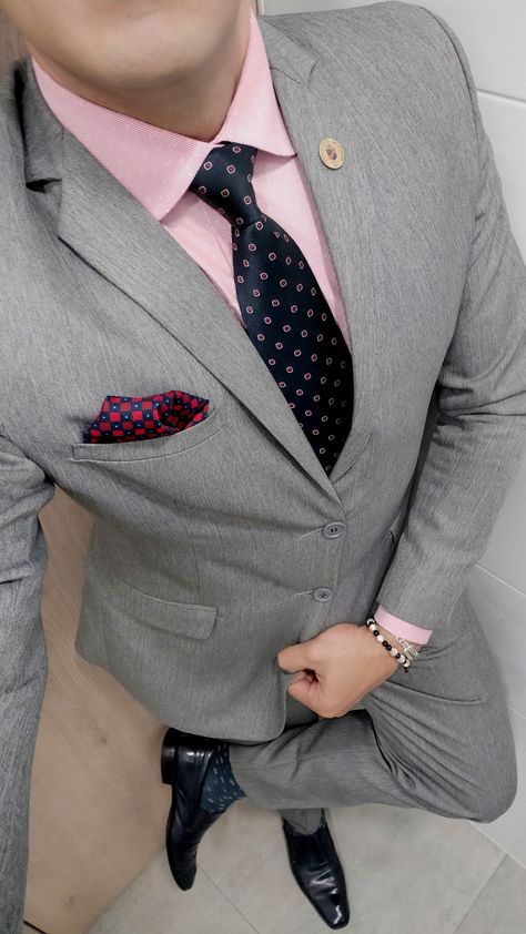 Camisa rosada, corbata azul, zapato azul Black And Grey Suit, Outfit Boda, Mauve Bridesmaid, Grey Suits, Stylish Mens Suits, Shirt Outfit Men, Big Men Fashion, Men Fashion Casual Shirts, Fashion Suits For Men