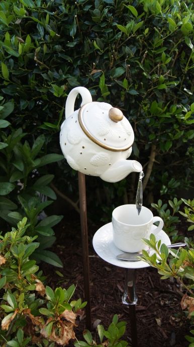 Tea Pot And Cup, Pergola Diy, Glass Garden Art, Amazing Decor, Whimsical Garden, Diy Garden Projects, Deco Floral, Glass Garden, Garden Features