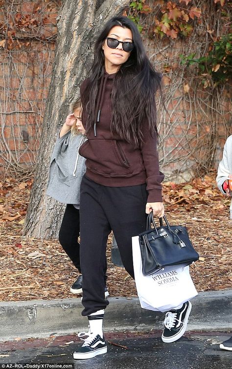 Kourtney Kardashian Style, Robert Kardashian, Kardashian Outfit, Kardashian Style, Sporty Outfits, Kourtney Kardashian, 가을 패션, Khloe Kardashian, Stiletto Nails