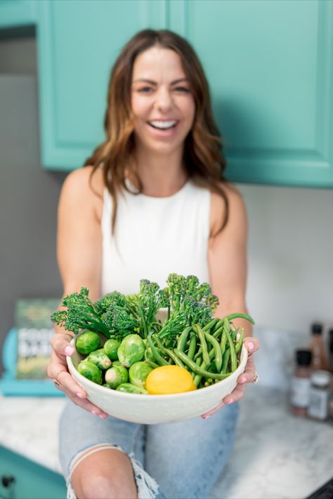 Brand photos of nutritionist and healthy food Nutritionist Photo Shoot, Kitchen Branding Photoshoot, Dietician Branding Photoshoot, Dietitian Headshots, Holistic Nutritionist Aesthetic, Nutritionist Photoshoot Health Coach, Dietitian Photoshoot Ideas, Nutrition Coach Photoshoot, Nutritionist Branding Photos