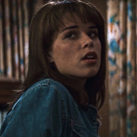 Sidney Prescott Icon 1996, Sidney Prescott Scream 1996, Sidney Prescott Icon, Neve Campbell 90s, Photoshoot Poses Aesthetic, Neve Campbell Scream, Concept Photoshoot Ideas, Sidney Scream, Scream Wallpapers