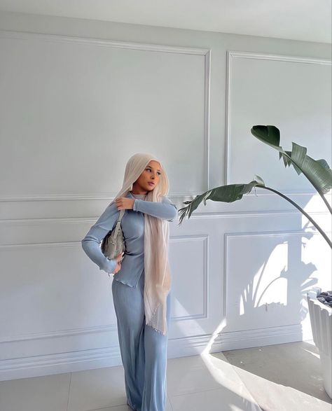 Hijabi blue dress Baddie Hijabi Outfits, Modest Outfits Christian, Hijabi Outfit Ideas, Summer Hijab Outfits, Modest Fashion Christian, Outfit Ideas For Winter, Dubai Outfits, Hijabi Fits, Hijabi Outfit