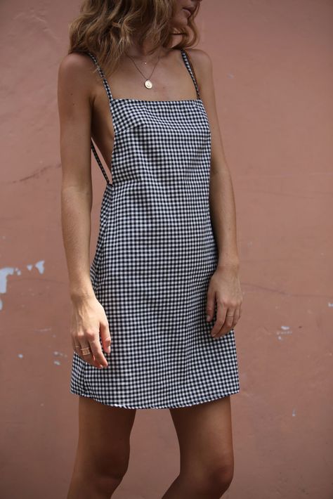 This Dress Is an Exact Replica of the One Rachel Wore in Friends via @WhoWhatWearAU Earth Dress, Estilo Vanessa Hudgens, Mini Sundress, Looks Black, Gingham Dress, Mode Inspiration, Bride Wedding, Denim Outfit, Who What Wear