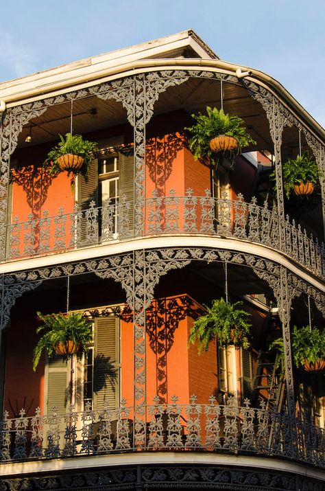 French Creole Architectural Style French Colonial Style, New Orleans Architecture, Creole Cottage, French Creole, Bohemian Room Decor, Louisiana Style, Sci Fi Architecture, Building Front, Porch And Balcony