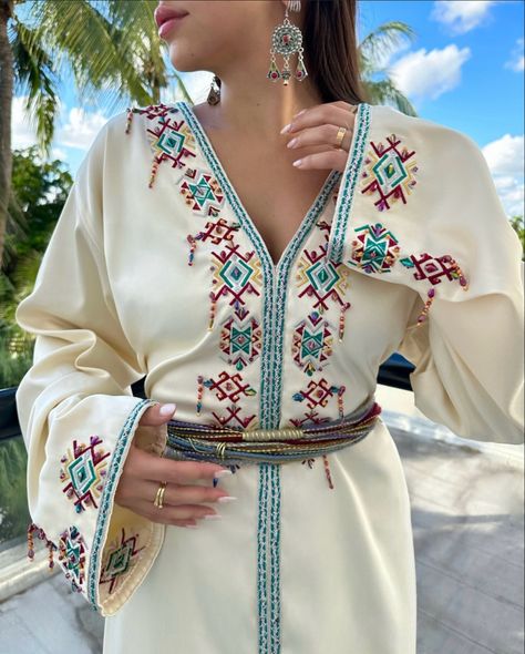 Chaque pièce est une œuvre d'art en soi, confectionnée avec soin pour vous offrir une élégance inimitable. Soyez l'incarnation de la singularité en choisissant un caftan qui vous est propre. Explorez notre collection pour trouver votre pièce unique dès maintenant ! #caftan #caftaninspiration #caftandumaroc #caftanstyle #marocaine🇲🇦 #algeria Moroccan Outfit, Moroccan Clothes, Caftan Simple, Moroccan Kaftan Dress, Algerian Clothing, Arabic Dress, Moroccan Clothing, Abstract Motif, Wedding Gown Inspiration