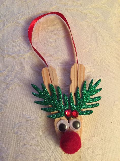 Peg Reindeer, Clothespin Crafts Christmas, Clothespin Diy Crafts, Wooden Clothespin Crafts, Clothespin Crafts, Christmas Clothespins, Săpunuri Handmade, Pin Crafts, Reindeer Craft