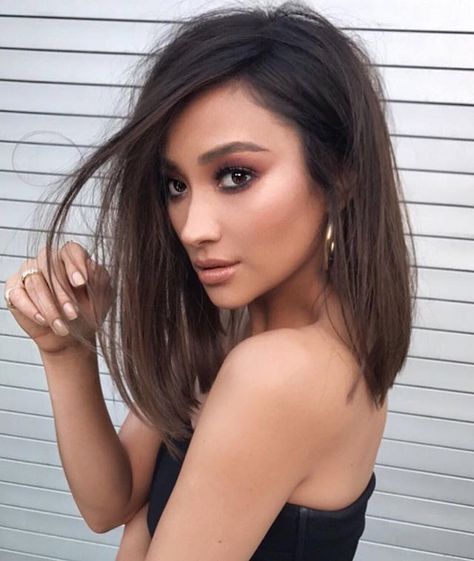 Makeover Alert! ✨ Shay Mitchell Just Got a Power Bob | Sleek long bob hairstyle | Shay on Instagram Shay Mitchell Hair, Deep Side Part, Looks Pinterest, Medium Short Hair, Lob Haircut, Gabrielle Union, Shay Mitchell, Long Bob Hairstyles, Trending Haircuts