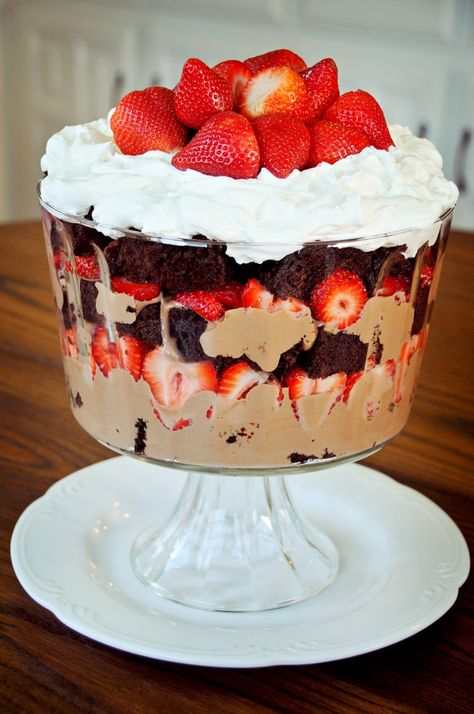 Nutella Trifle, Trifle Recipes Chocolate, Trifle Bowl Recipes, Trifle Dessert Recipes, Trifle Recipes, No Bake Oatmeal Bars, Strawberry Nutella, Strawberry Trifle, Parfait Desserts