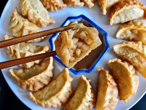 Apple Dumplings Recipe, Mcdonalds Apple Pie, Asian Dumplings, Apple Dumpling Recipe, Fried Apple, Apple Dumpling, Tasty Pastry, Local Fruit, Apple Dumplings