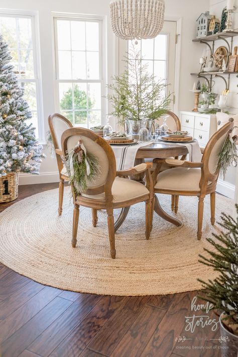 Farmhouse Christmas Table, Farmhouse Breakfast Nook, Rustic Glam Christmas, Farmhouse Christmas Kitchen, Dining Roo, Simple Farmhouse, Dining Room Cozy, Christmas Dining Room, Glam Christmas